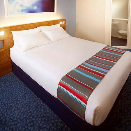 Travelodge Cardiff Central Queen Street Экстерьер фото