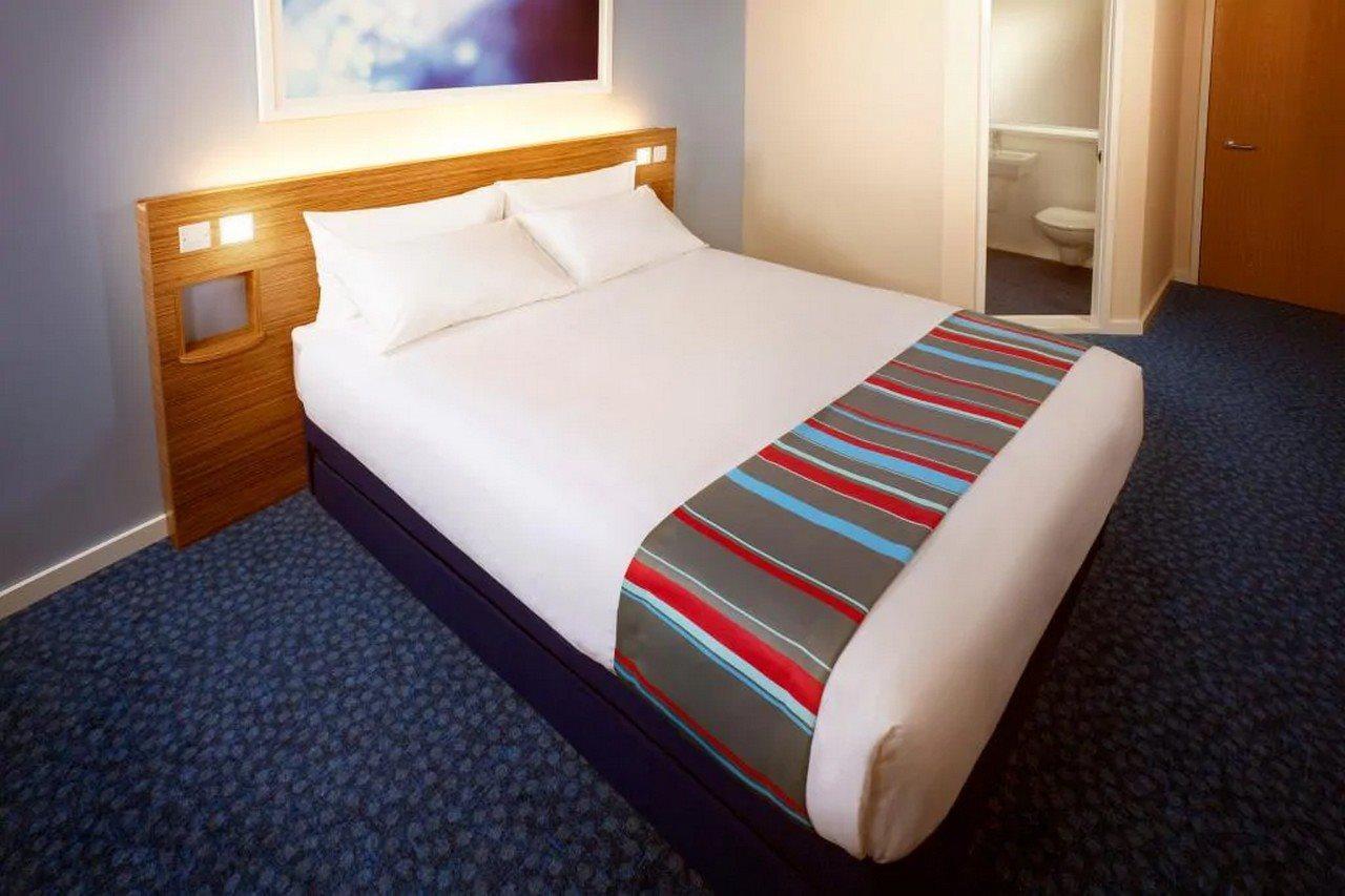 Travelodge Cardiff Central Queen Street Экстерьер фото