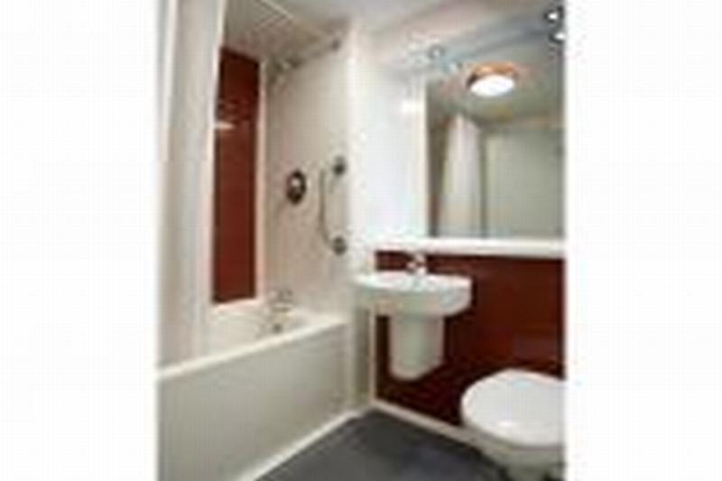 Travelodge Cardiff Central Queen Street Экстерьер фото
