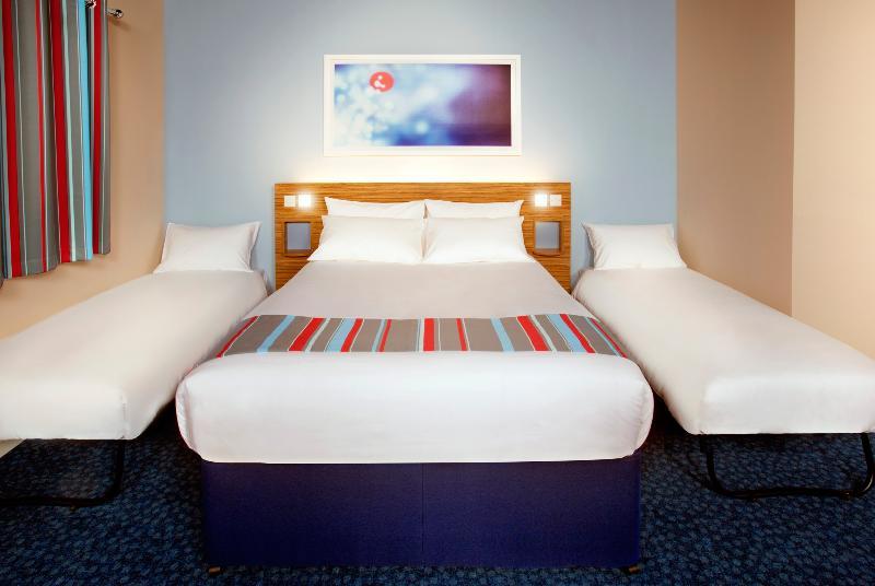 Travelodge Cardiff Central Queen Street Экстерьер фото