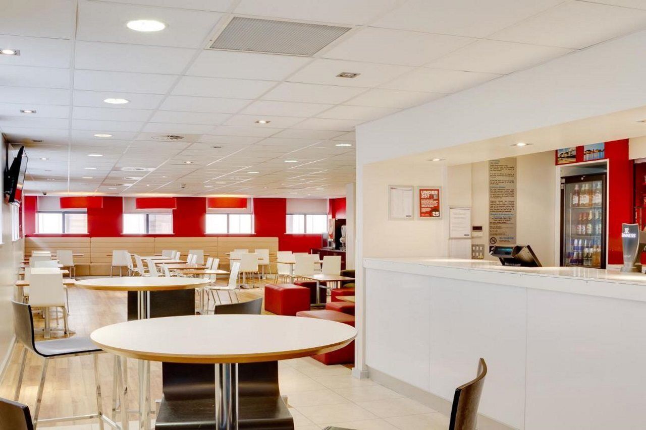 Travelodge Cardiff Central Queen Street Экстерьер фото