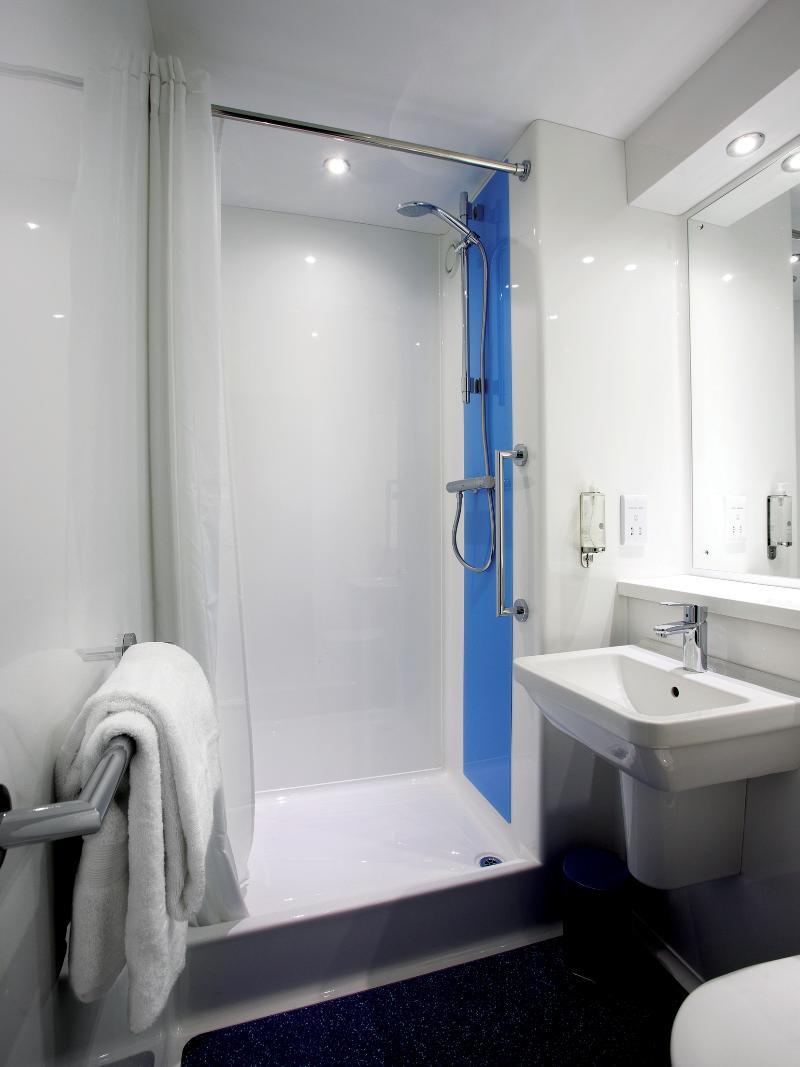 Travelodge Cardiff Central Queen Street Экстерьер фото